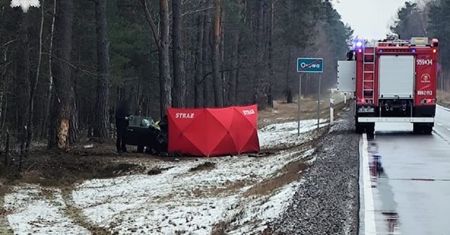 Mokry śnieg zbiera swoje śmiertelne żniwo. Kierowca Mini uderzył w drzewo. Poniósł śmierć na miejscu