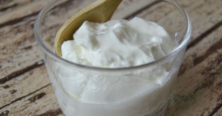 Jedz zamiast zwykłego jogurtu. Twój metabolizm tak przyśpieszy, że znikną krępujące boczki