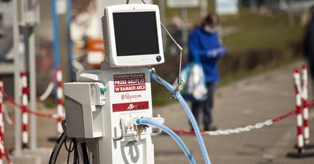 Koronawirus w Polsce. Ministerstwo Zdrowia miało kupić 1,2 tys. respiratorów. Do Polski trafiło 60