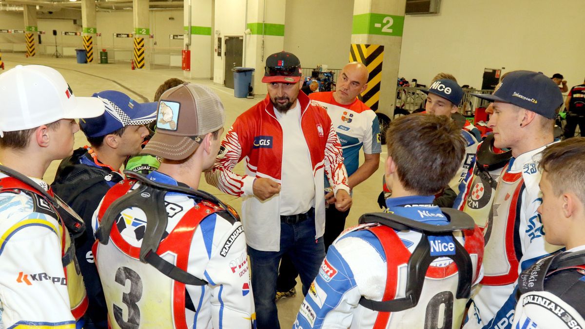 WP SportoweFakty / Łukasz Trzeszczkowski / Rafał Dobrucki z kadrą juniorów na PGE Narodowym