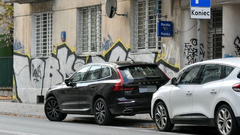 Małgorzata Foremniak parkuje na zakazie i pędzi na zakupy