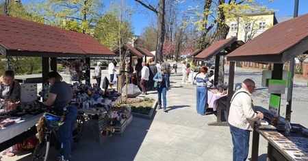 Lokalni wystawcy i kolekcjonerzy na słupskich bulwarach. Co można znaleźć na Pchlim Targu?