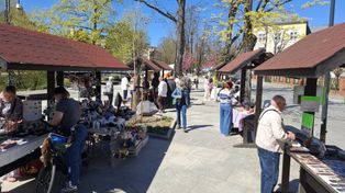Lokalni wystawcy i kolekcjonerzy na słupskich bulwarach. Co można znaleźć na Pchlim Targu?