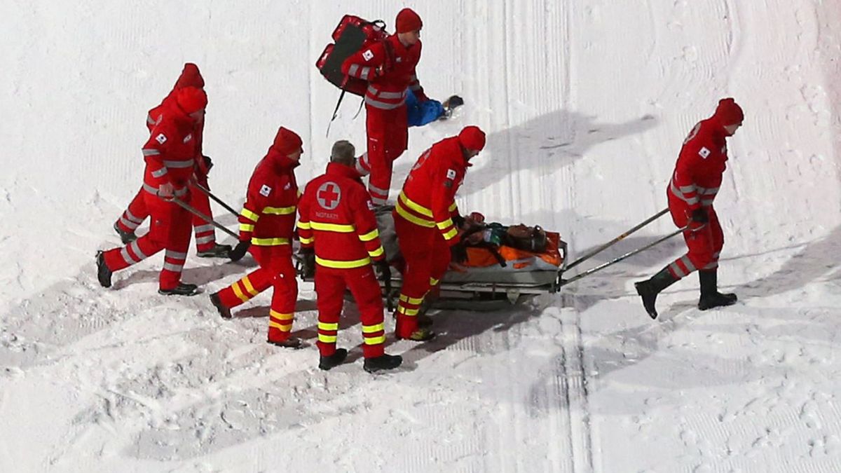 Getty Images /  Alexander Hassenstein/Bongarts / Fairall na noszach tuż po upadku w Bischofshofen