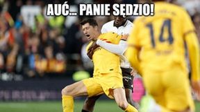 "Auć, panie sędzio!". Internauci komentują wpadkę Barcy