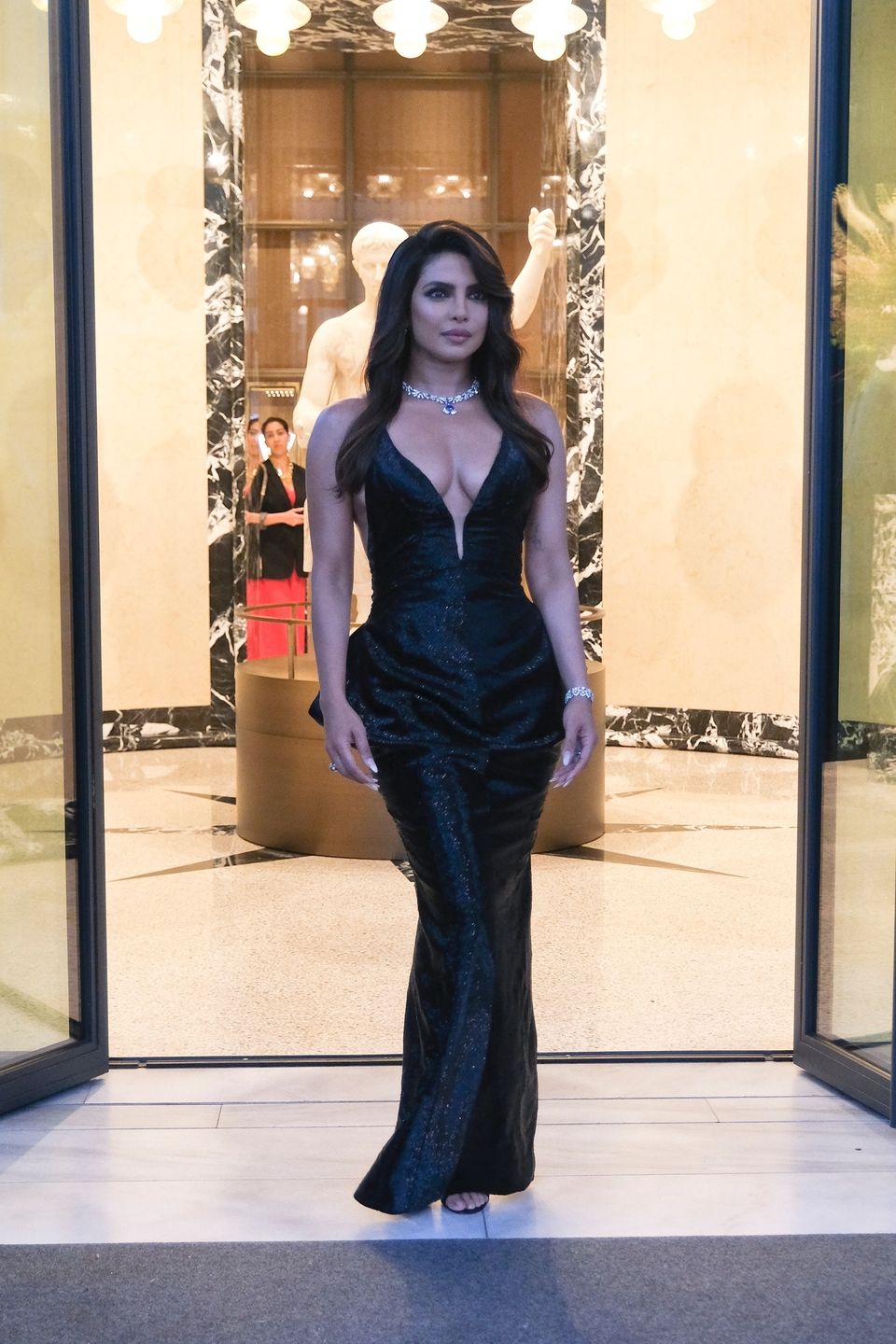 Obwieszona diamentami Priyanka Chopra opuszcza hotel 
