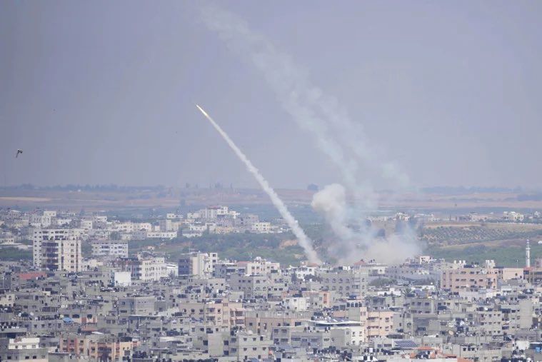 Ponad 300 rakiet wystrzelono w stronę Izraela. Rozpoczęto odwet