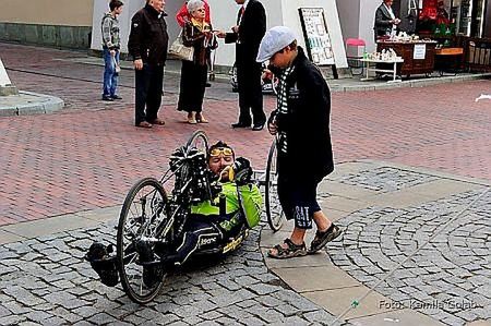 Rafał Wilk z Hubertem przed startem na handbike'u / Fot. archiwum rodzinne Rafała Wilka