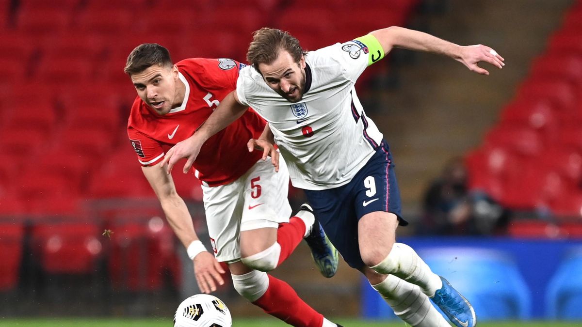 PAP/EPA / Andy Rain / Na zdjęciu od lewej: Jan Bednarek i Harry Kane