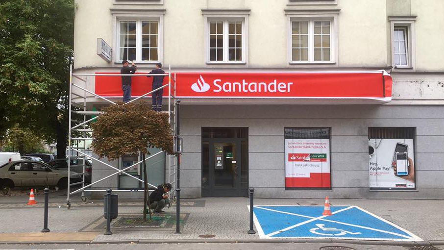 8 rano we wtorek w Pruszkowie. W najbliższych dniach na polskich ulicach zobaczymy więcej takich obrazków.