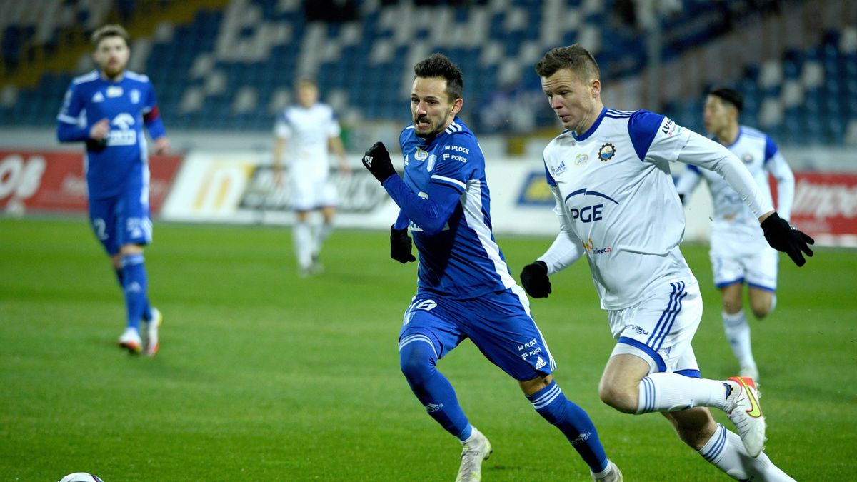 Rafał Wolski (z lewej) i Mateusz Matras walczą o piłkę