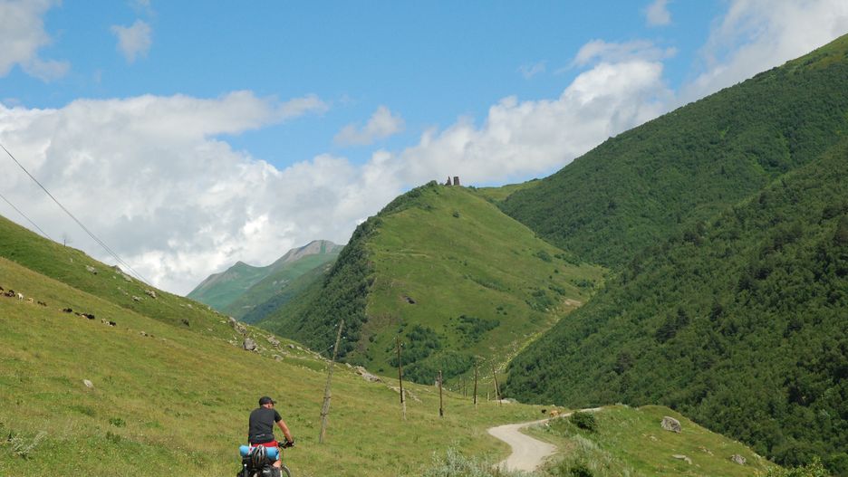 góra, krajobraz, charakter, niebo, gras, podróż, lato, piesze wycieczki, chmura, górka, dolina, panorama, droga, bory, opoka, europa, daszek, tourismus, ushguli, gruzja, rower, wyprawa rowerowa, góry, kaukaz, przygoda, przyroda, zaparty