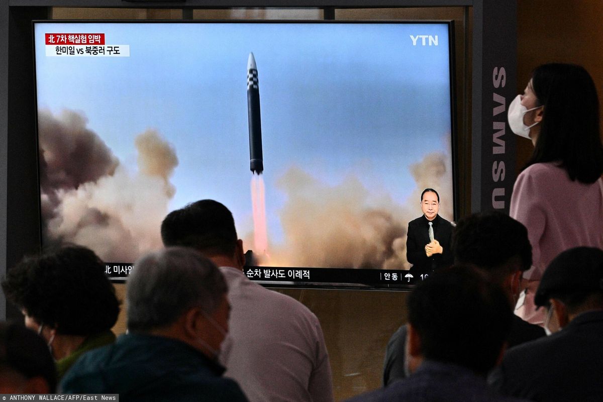 Korea Północna wystrzeliła w niedzielę osiem rakiet balistycznych krótkiego zasięgu w kierunku morza 