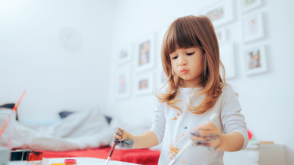 Jednym z ćwiczeń metody Dennisona jest jednoczesne, symetryczne rysowanie obiema rękami.