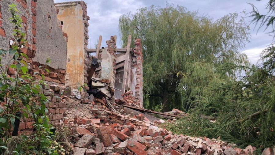 Ukradli cegły z dworku w Jarnołtowie. Złodzieje załatali nimi dziury w drodze
