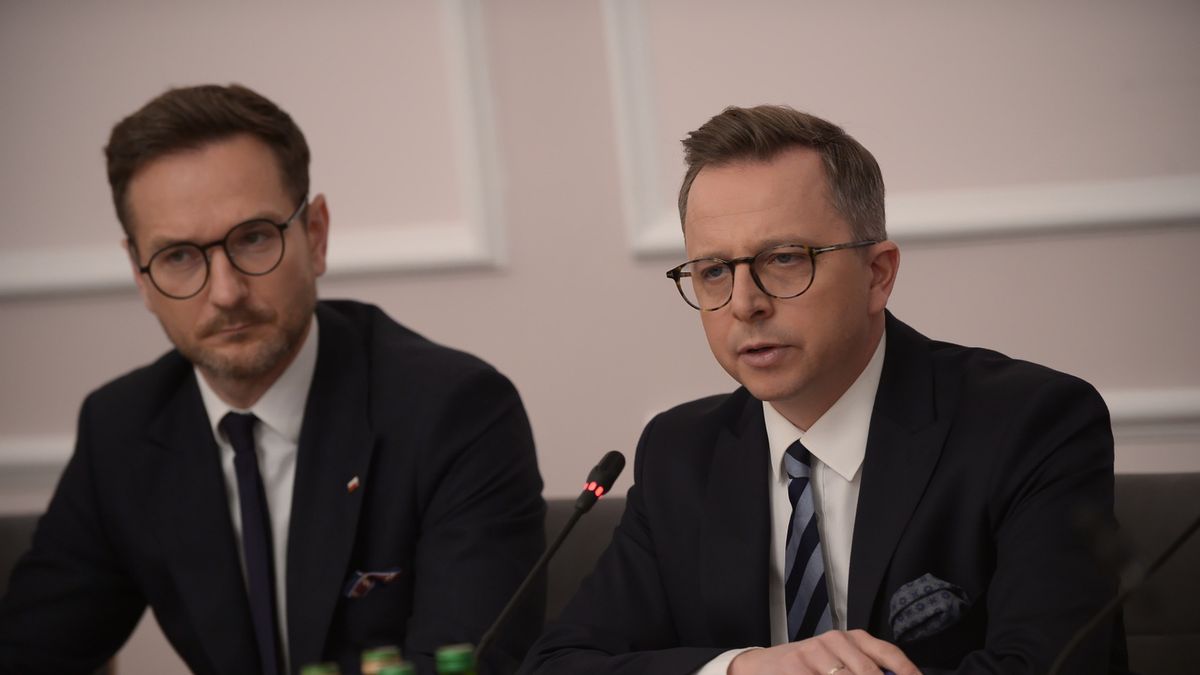 Dariusz Joński (z prawej) został przewodniczącym ws. wyborów kopertowych. Obok Waldemar Buda