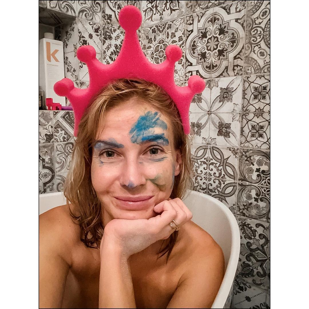 Edyta Pazura demonstruje, jak kąpie się przy dzieciach