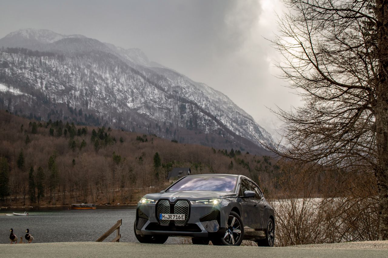 Na dzień dobry - BMW iX xDrive40. Choć to podstawowa wersja, to spełnia oczekiwania wobec dynamiki - ma 326 KM i setkę osiąga w 6,1 s