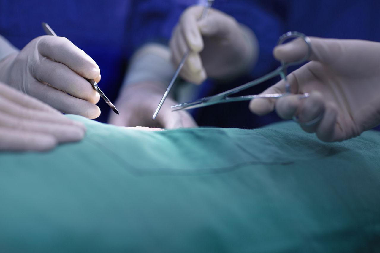 Dłonie lekarzy przygotowujących się do rozpoczęcia operacji (zdjęcie ilustracyjne)