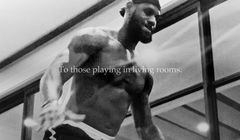 Nike zachęca do ćwiczeń w czasie kwarantanny w kampanii „Play for the World”. W reklamie LeBron James, Ramla Ali i Sara Hughes