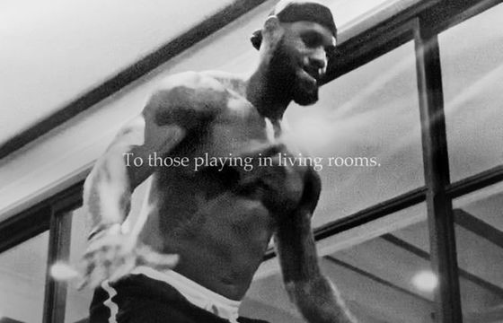 Nike zachęca do ćwiczeń w czasie kwarantanny w kampanii „Play for the World”. W reklamie LeBron James, Ramla Ali i Sara Hughes