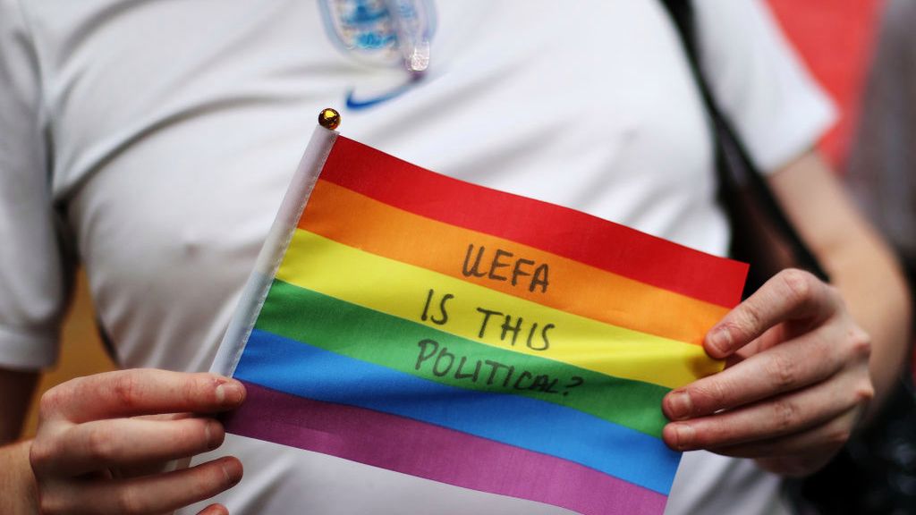 Zdjęcie okładkowe artykułu: Getty Images / Carl Recine / Na zdjęciu: Kibic trzymający flagę LGBT przed meczem Anglia - Niemcy