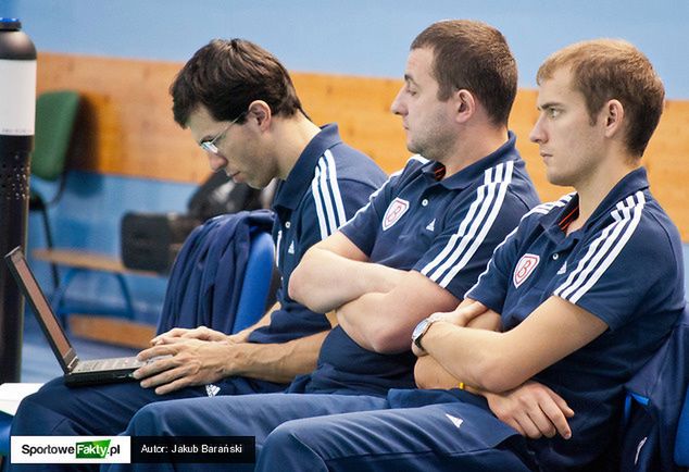 Marcin Chudzik (w środku) wierzy, że jego zespół może wygrać z faworytem Orlen Ligi zespołem BKS Aluprof Bielsko-Biała