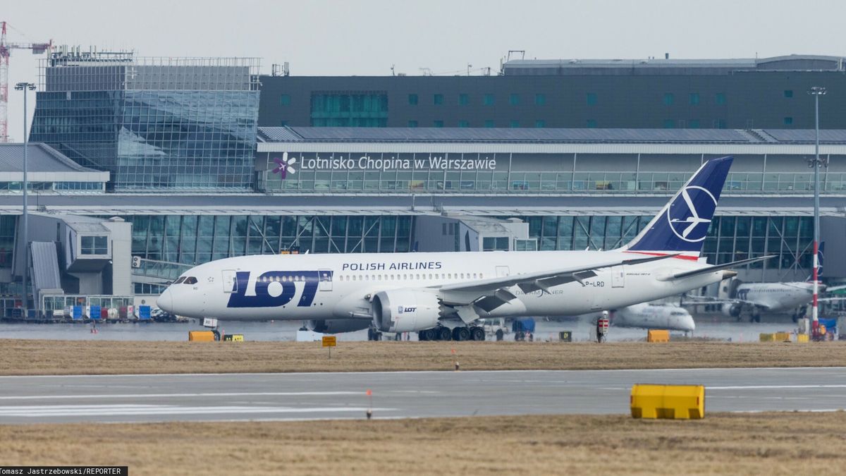 Boeing 787 Dreamliner LOT-u na Lotnisku Chopina w Warszawie