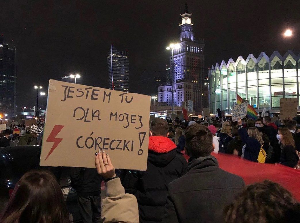 Ewa Farna wspiera Strajk Kobiet wprost z domu