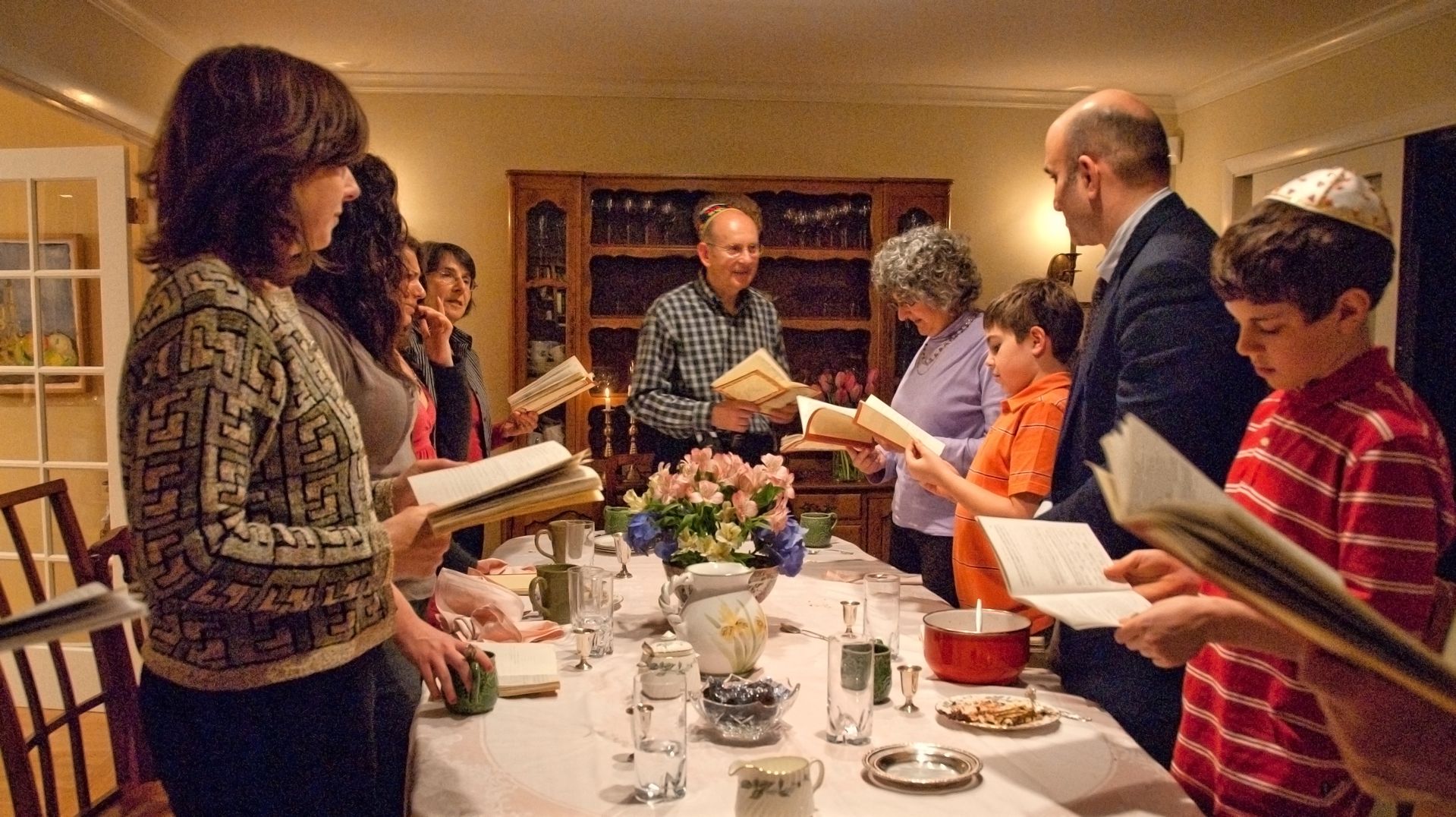 Uroczysta kolacja podczas święta Pesach (zdjęcie ilustracyjne)