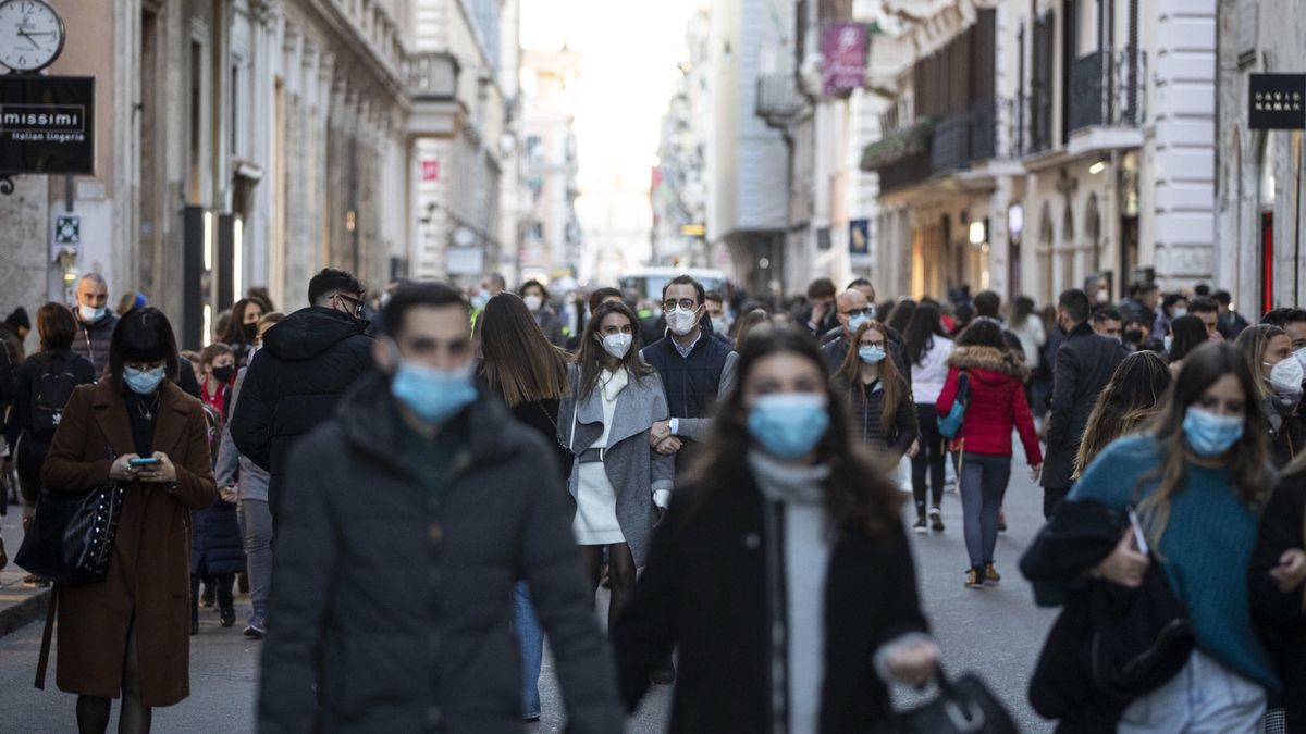 Włoski rząd chce oddać ludziom do 150 euro, wydane na przedświąteczne zakupy w stacjonarnych sklepach.