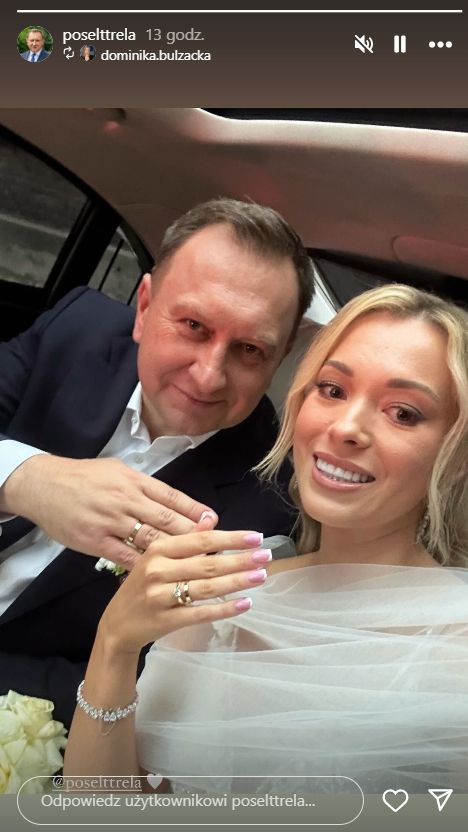 Tomasz Trela z żoną pokazują obrączki ślubne
