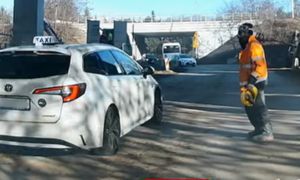 Chciał przejść. Nagle nadjechała taksówka. Aż brakuje słów