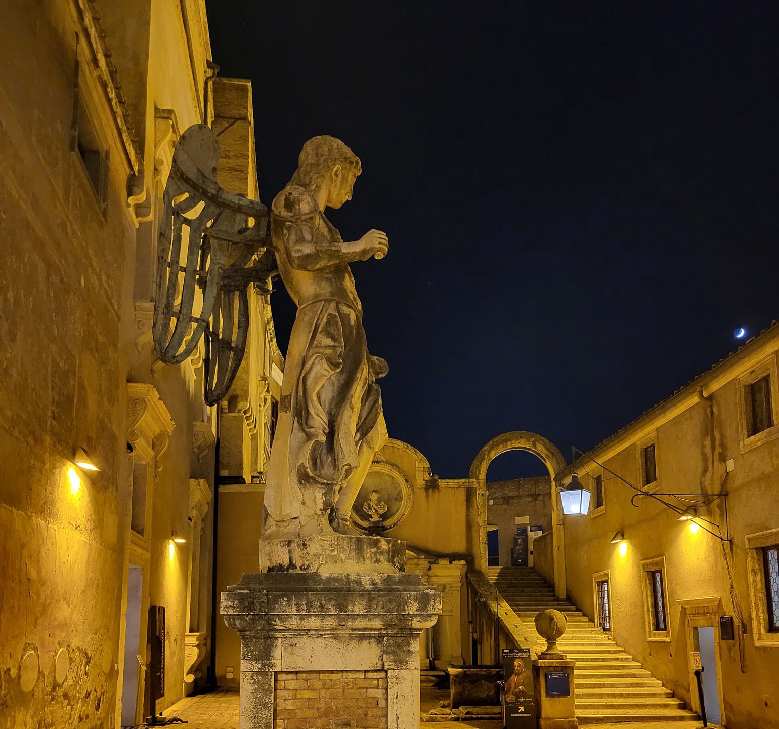 Imponująca budowla kryje tajemnicze wnętrza