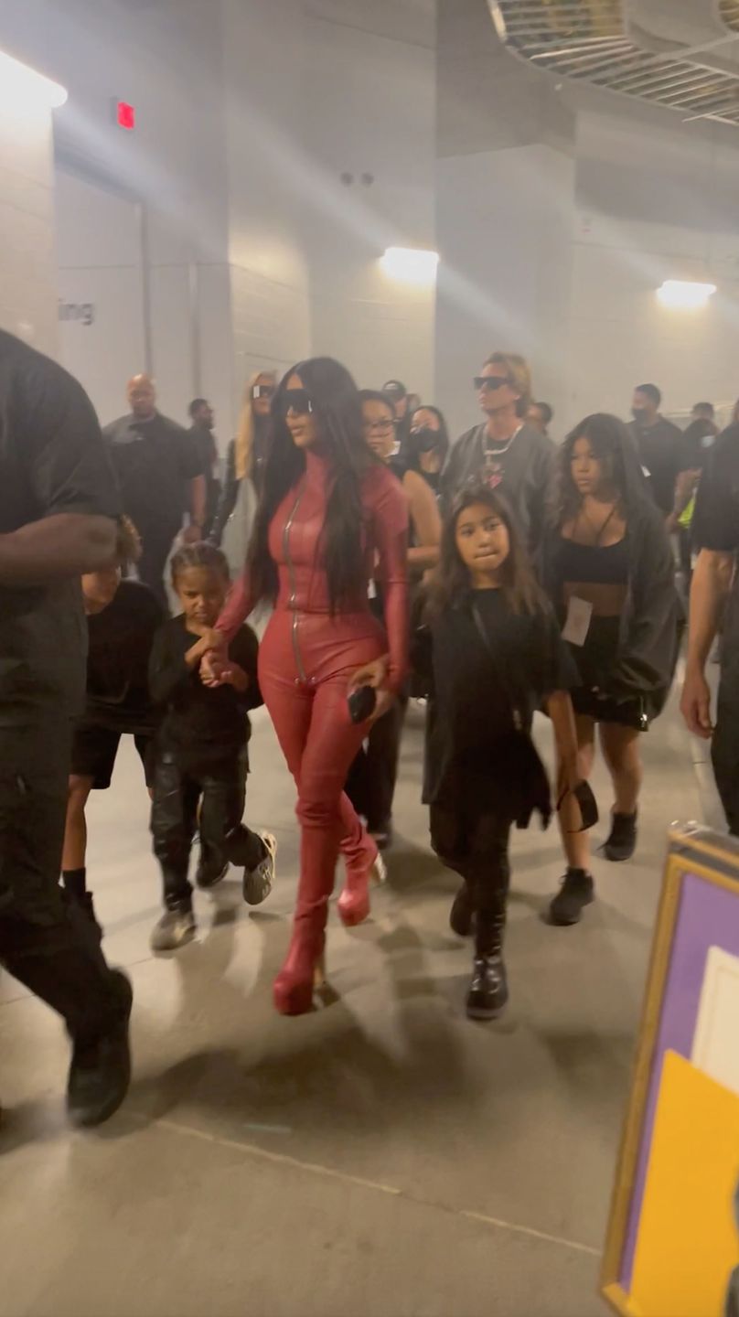 Odziana w obcisły kombinezon Kim Kardashian WSPIERA Kanye Westa na imprezie w Atlancie