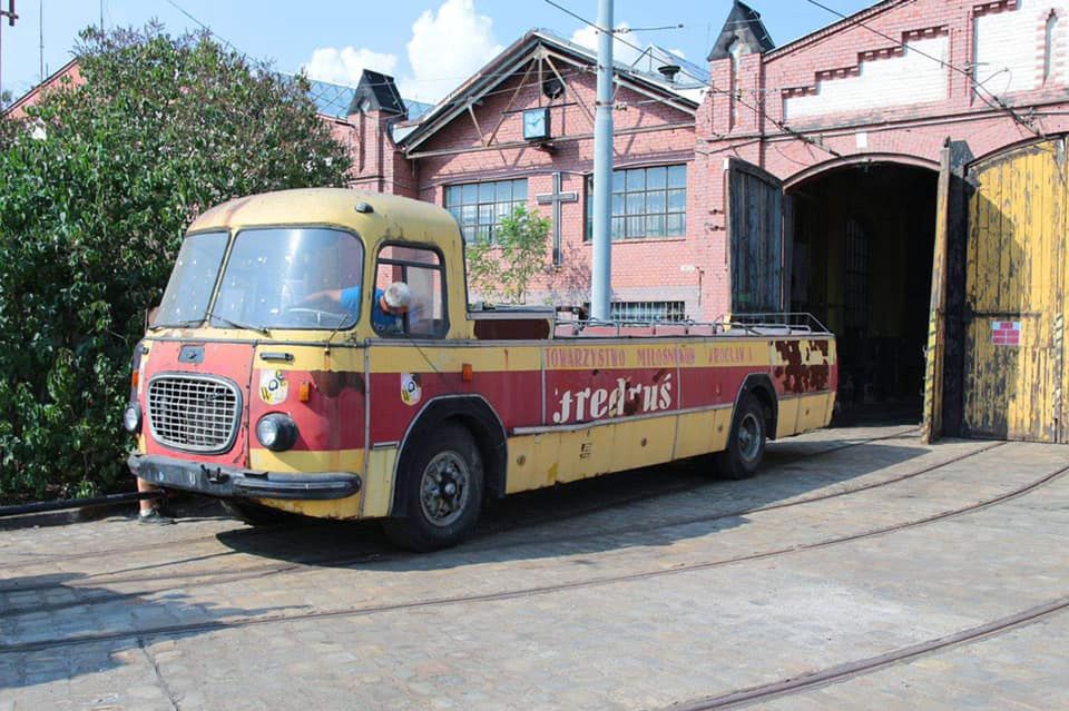 Wrocław. "Fredruś" ma już podwozie. Remont zabytkowego autobusu trwa w najlepsze