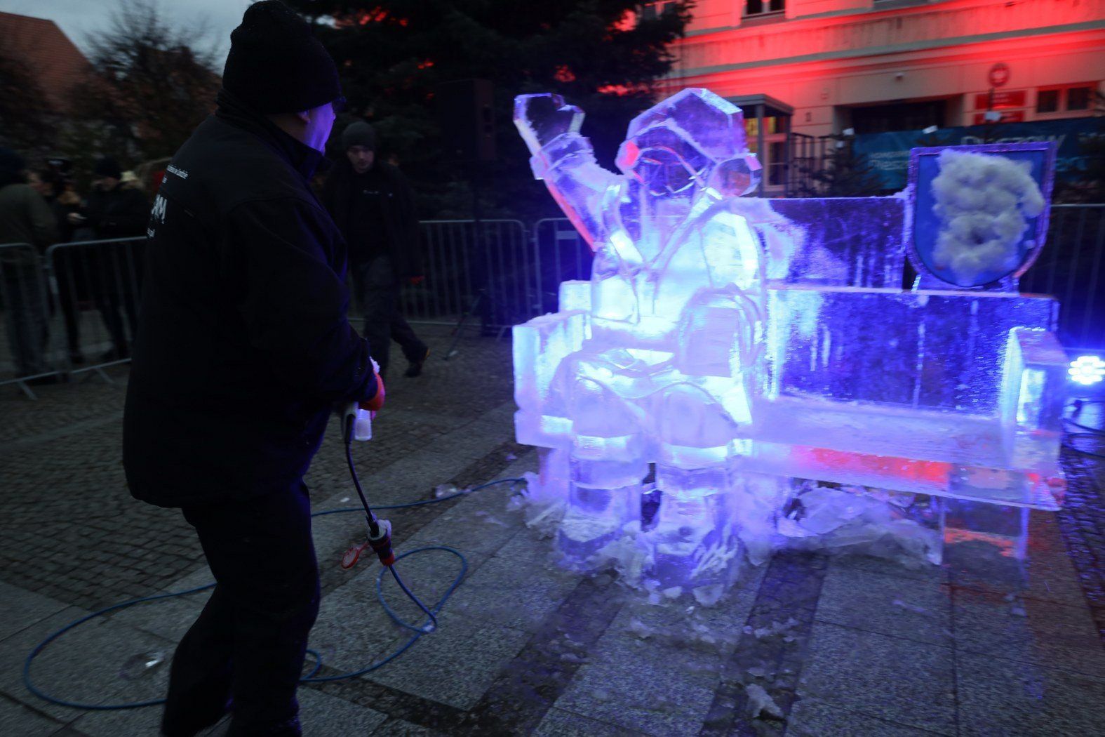 Pleszew z rzeźbą lodową autorstwa wicemistrza świata