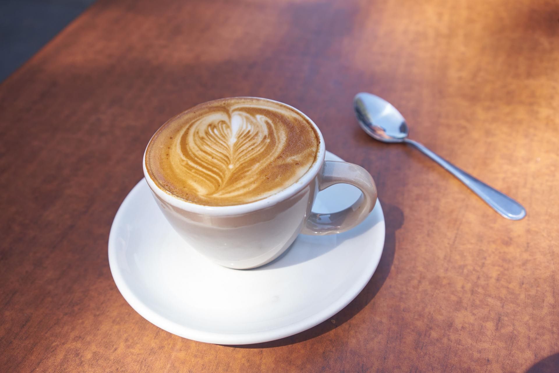 Kawa działa pobudzająco, ale jej spożywanie może mieć również negatywne skutki