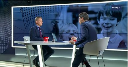 Rząd da 300 zł na wyprawkę szkolną, a co z darmowymi podręcznikami? Wiceminister Marczuk wyjaśnia