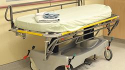 Lekarz, który zarabia 2,8 tys. zł za godzinę, dostanie podwyżkę? Patologia w szpitalu 