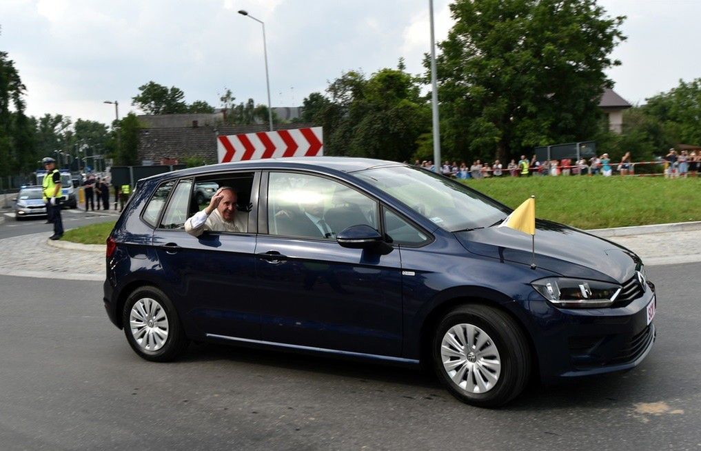 Papamobile poszły pod młotek. Licytacja aut papieża Franciszka