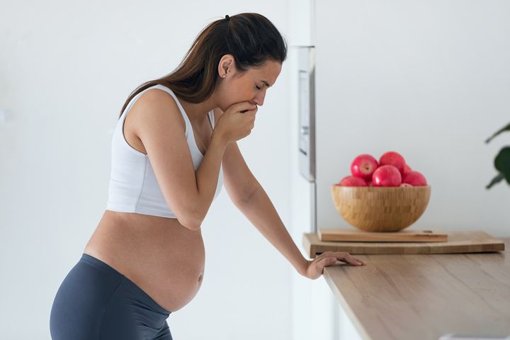Wymioty w ciąży są jednym z pierwszych objawów tego stanu