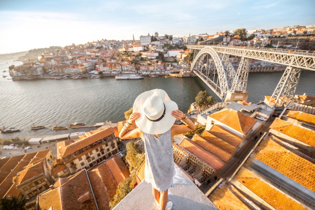 Słynny most w Porto nad rzeką Douro