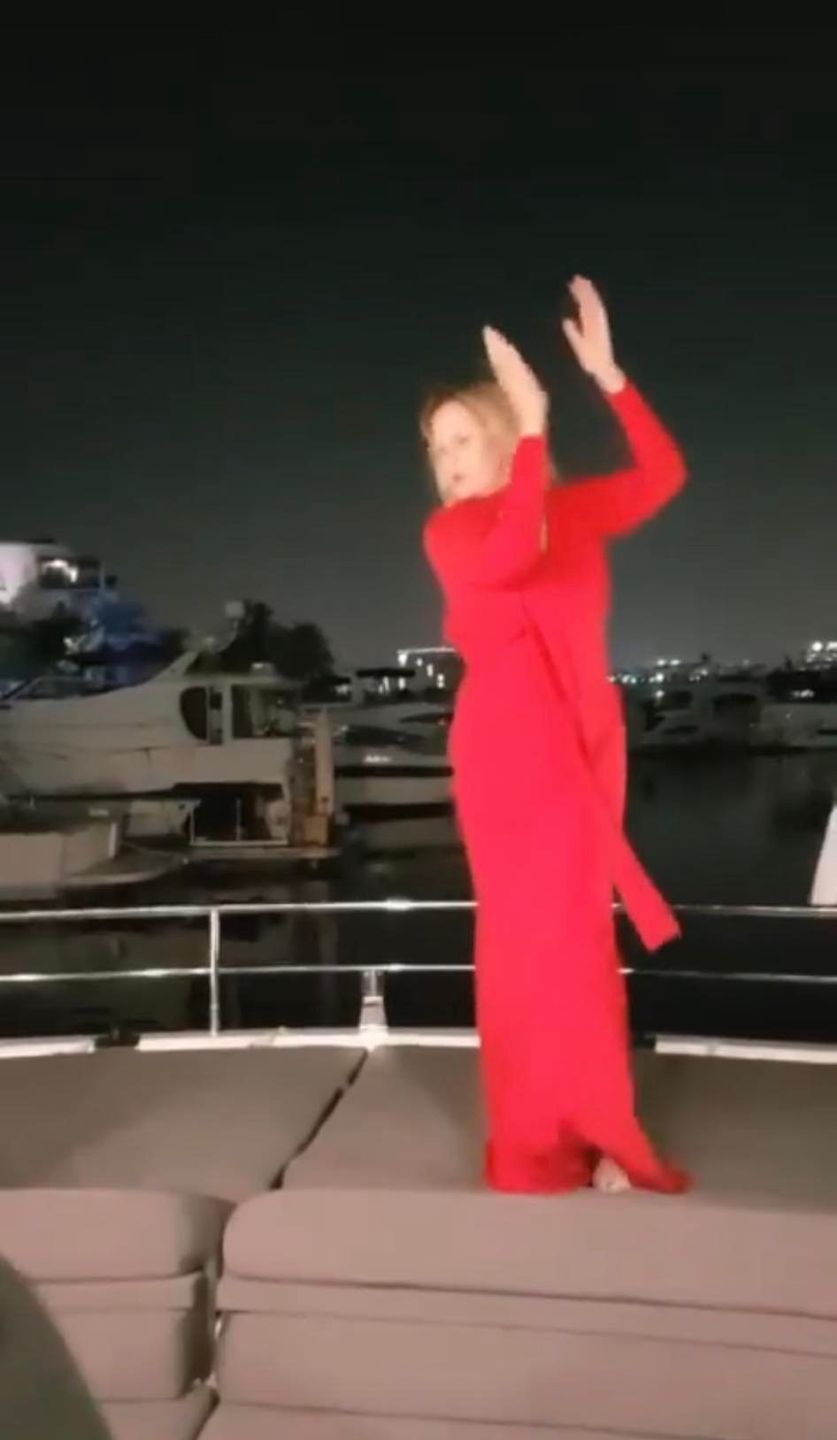 Grażyna Szapołowska tańcuje boso na jachcie w Dubaju
