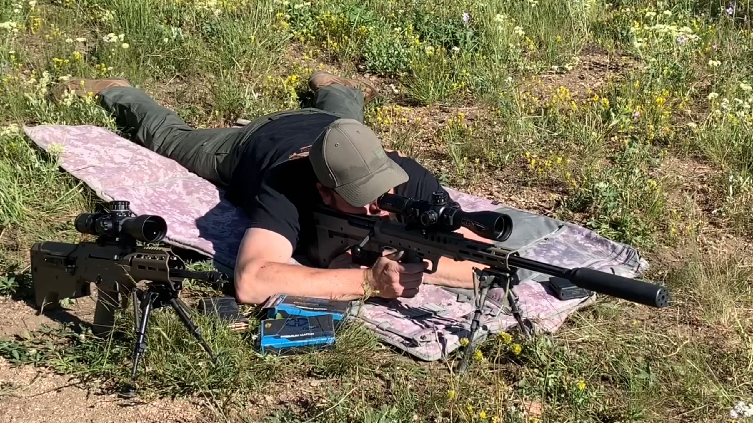 Karabin Desert Tech SRS-A2 z krótką lufą i tłumikiem dźwięku.