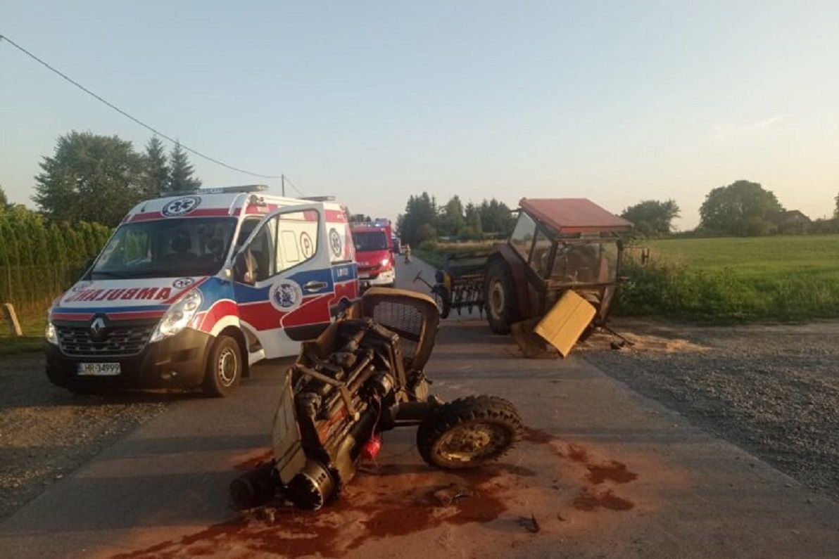 Traktor przecięty na pół. Wjechał w niego samochód