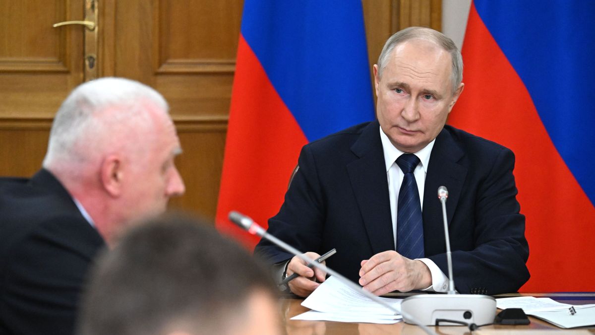 Russian President Vladimir Putin (R) holds a meeting on social and economic development of Russia's Kaliningrad Region at the building of the regional government in Kaliningrad, Russia, 25 January 2024. Vladimir Putin arrived in Kaliningrad to meet with students of the Immanuel Kant Baltic Federal University and to chair a meeting on the socioeconomic development of the Kaliningrad region. EPA/PAVEL BEDNYAKOV / SPUTNIK / KREMLIN POOL MANDATORY CREDIT Dostawca: PAP/EPA.