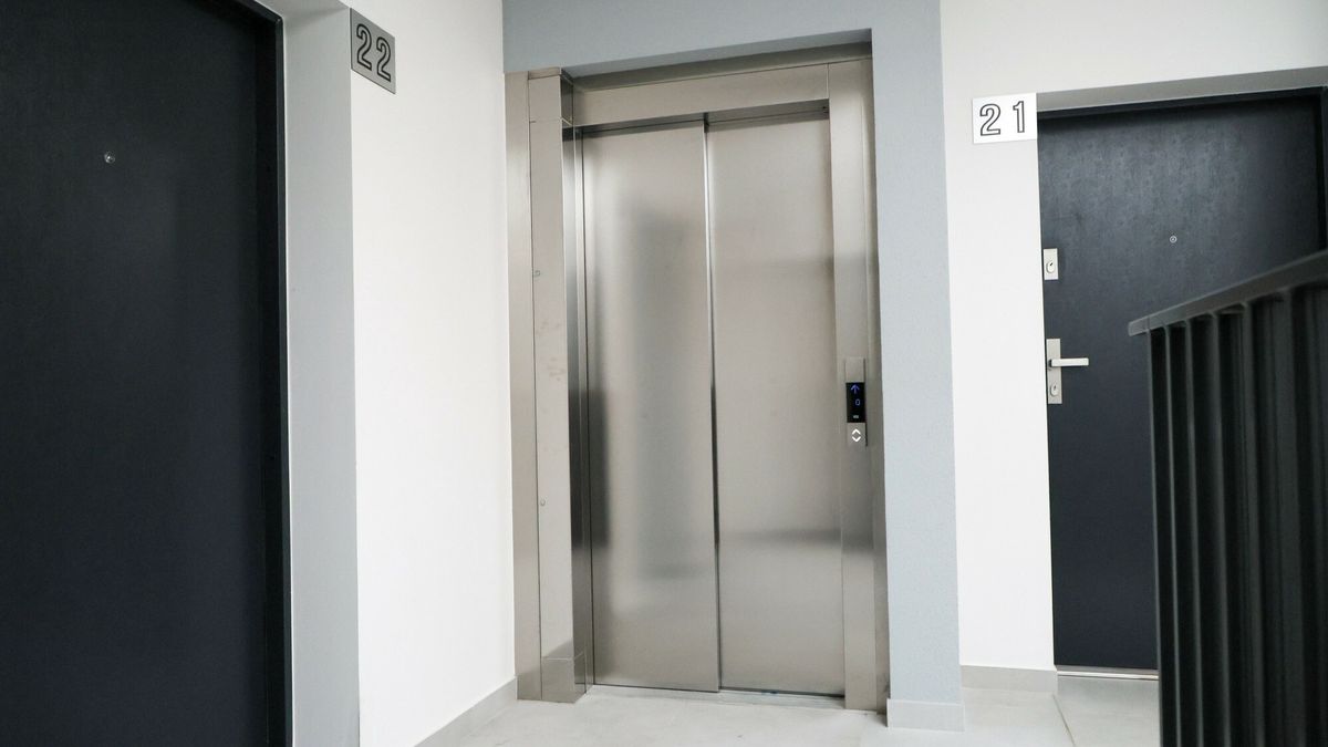 Mężczyzna utknął w windzie