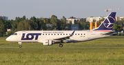 Problemy podczas lądowania samolotu LOT. Piloci musieli wykonać dodatkowy manewr
