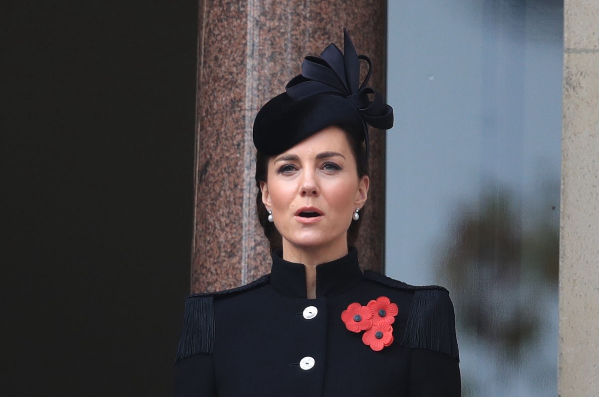 Księżna Kate zgodnie z protokołem ubrała się na czarno i miała sztuczne maki